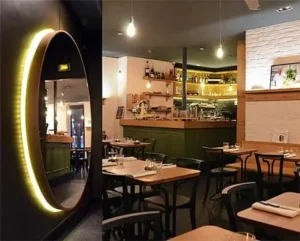 Restaurant moderne avec décoration chaleureuse et accueillante.