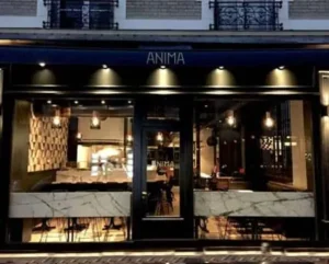 Façade du restaurant Anima, éclairée et accueillante.