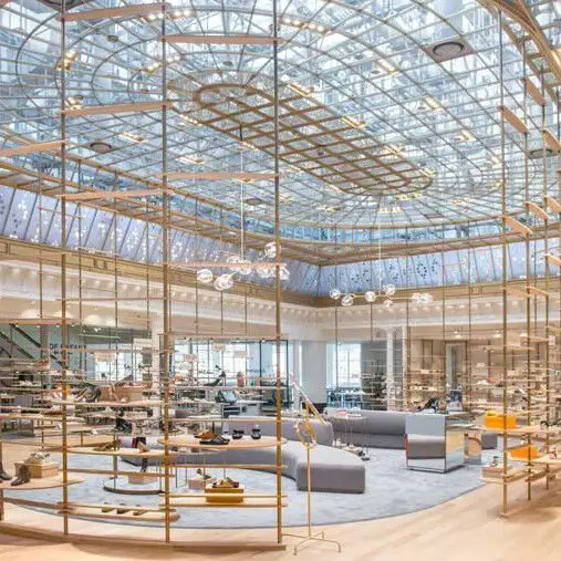 Magasin moderne avec plafond en verre et présentoirs.