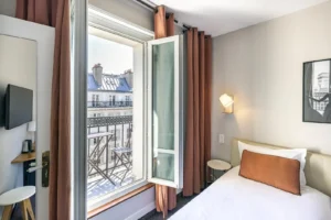 Chambre d'hôtel avec vue sur Paris