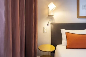 Chambre d'hôtel moderne, table et lampe de chevet