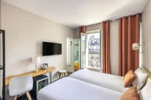 Chambre d'hôtel moderne avec vue sur Paris.