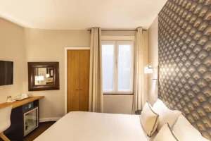 Chambre moderne avec lit et motif art déco.