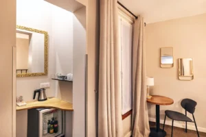 Coin salon moderne avec mini-bar et chaise noire.