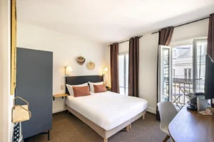 Chambre d'hôtel moderne avec balcon à Paris.