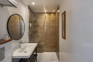 Salle de bain moderne avec douche italienne