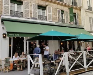 Terrasse de restaurant thaï à Paris.