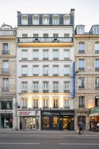 Façade d'un hôtel parisien moderne.