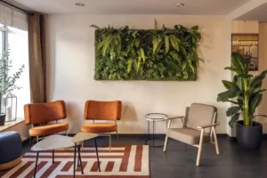 Salle d'attente avec chaises, plantes et tableau végétal.