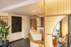 Réception moderne avec éclairage chaleureux et décoration intérieure.