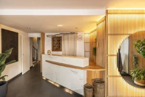 Réception moderne avec décoration en bois et plantes.