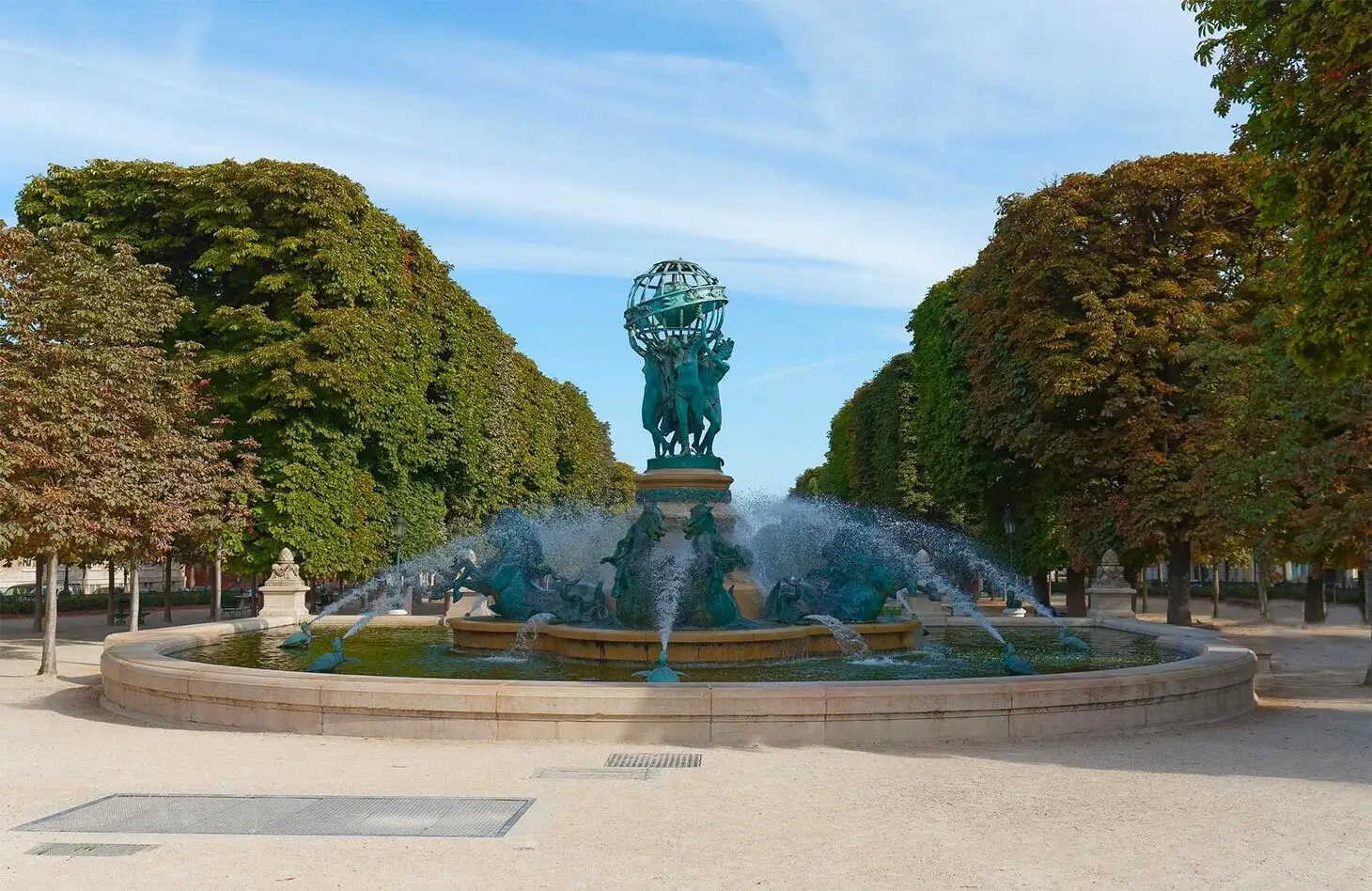 Fontaine sculptée dans un jardin parisien.