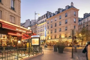 Quartier Saint-Placide Paris, cafés et entrée métro