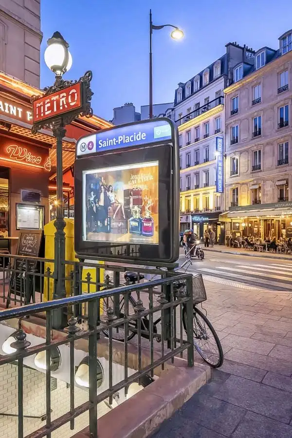 Entrée métro Saint-Placide à Paris, en soirée.