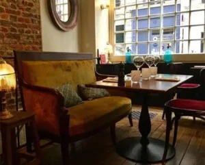 Intérieur confortable de restaurant avec table et banquette.