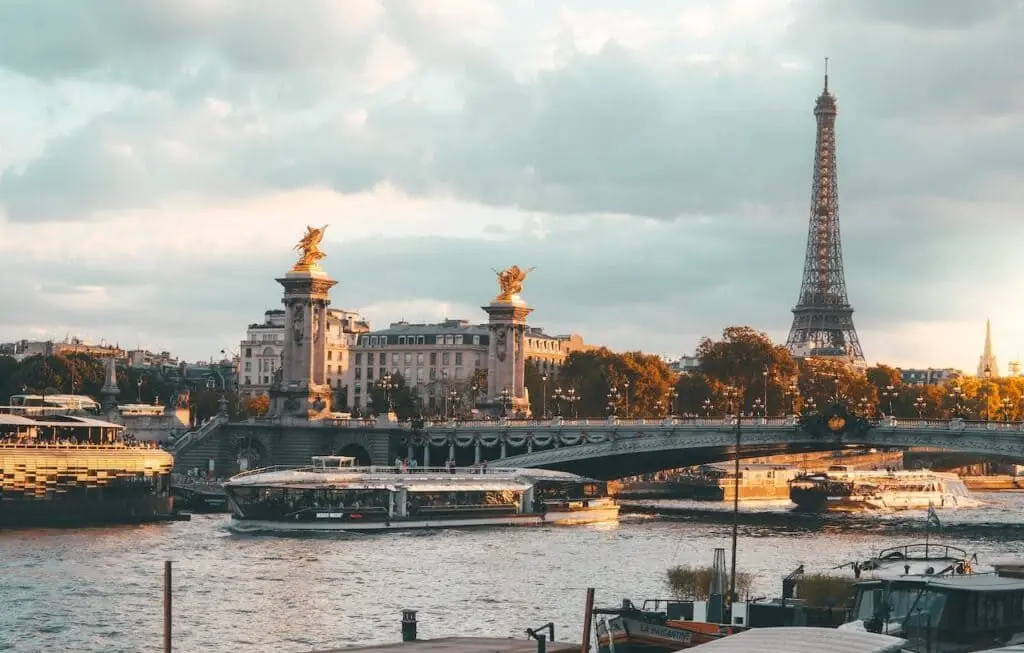 Pont Alexandre III et Tour Eiffel à Paris
