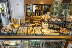 Buffet petit-déjeuner varié avec pains et céréales.