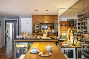 Buffet petit-déjeuner hôtel avec viennoiseries et café.
