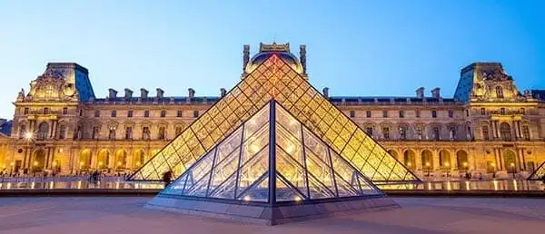 Pyramide du Louvre éclairée, Paris, France