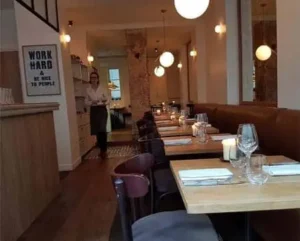 Intérieur de restaurant avec tables dressées élégamment.