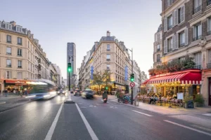 Rue animée à Paris avec café et brasserie