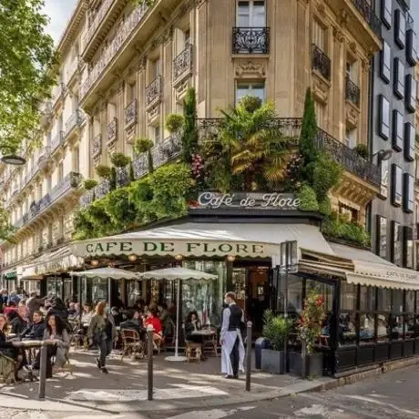 Café parisien animé avec terrasse extérieure