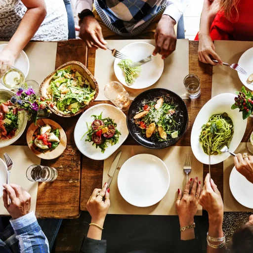 Repas convivial avec divers plats italiens.