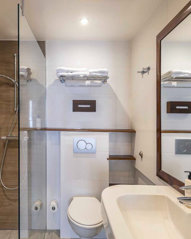 ✨ Découvrez nos nouvelles salles de bains dans certaines de nos chambres !
Élégantes, modernes et pensées pour votre confort, elles sont équipées de douches spacieuses et réalisées avec des matériaux de qualité.
Une touche de raffinement pour un séjour encore plus agréable 🛁💫

📷 @jfsylla

#Nouveauté #Confort #Détente #Design #hotelaramis